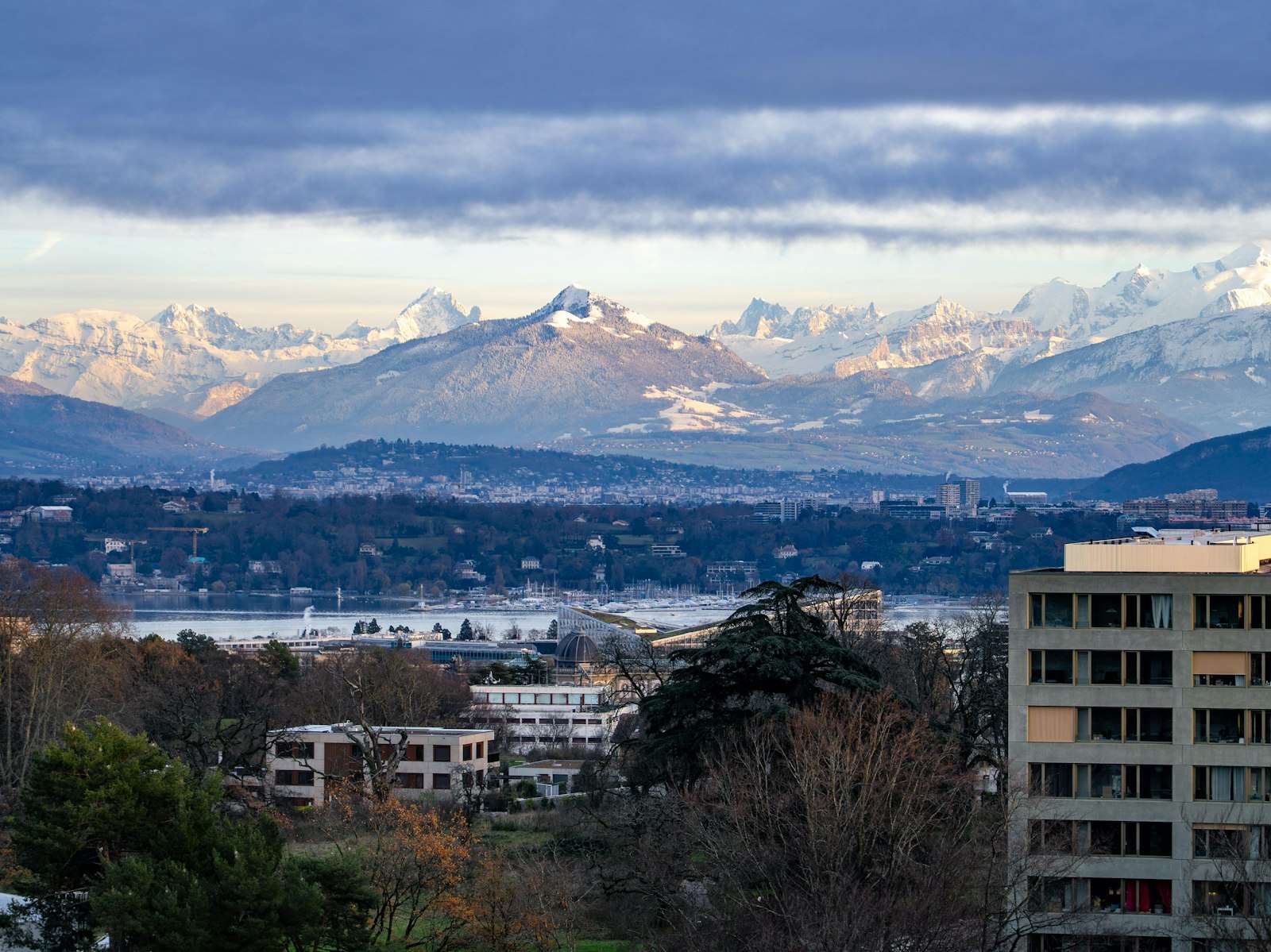 Geneva's lake and mountain skyline, gateway to the northern Alps